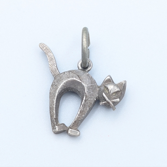 Jewelry - Vintage 925 sterling silver scared hissing angry cat charm pendant